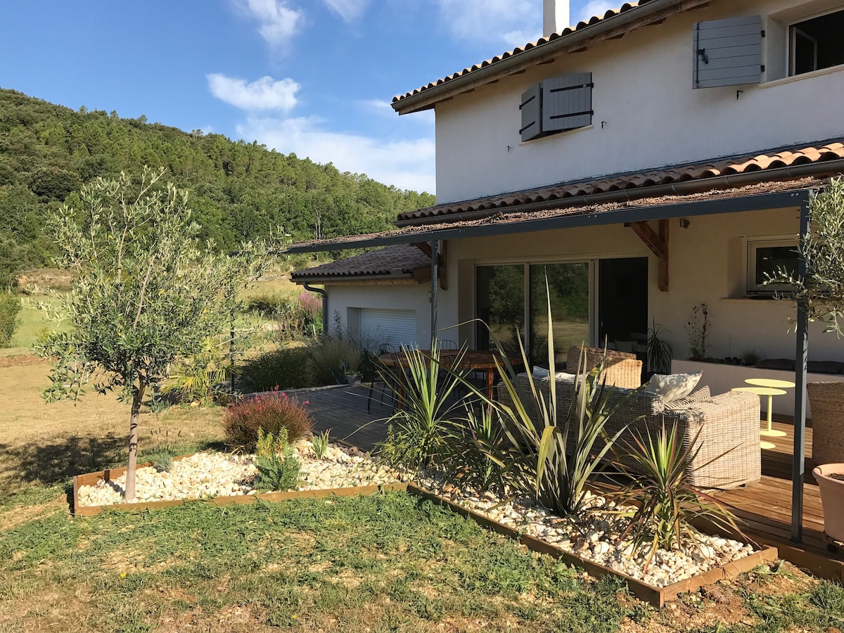 maison avec piscine et chat, gorges de l' Ardèche