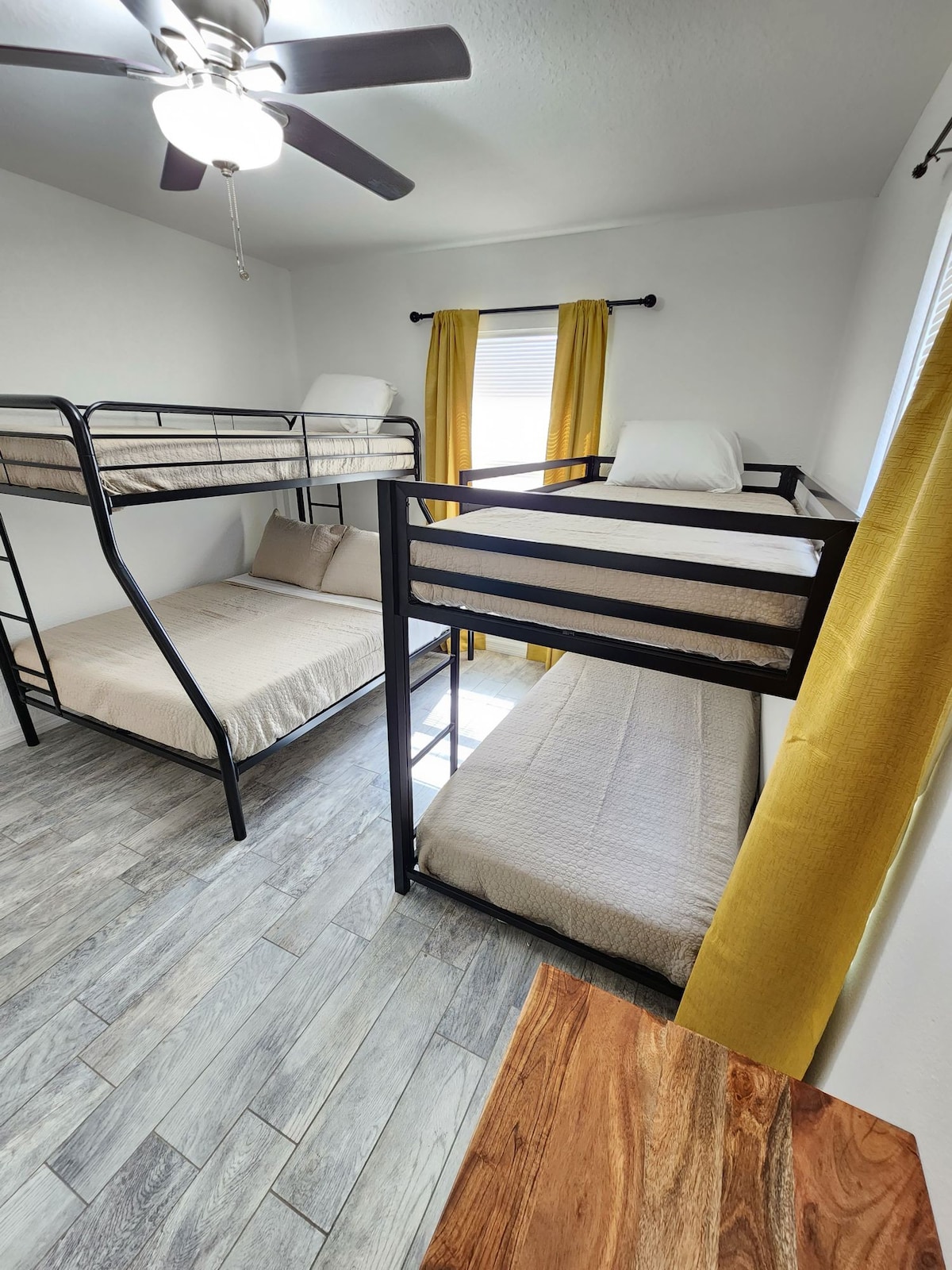 Modern Estate DT Orlando 15+ beds 2 kitchens 4bath