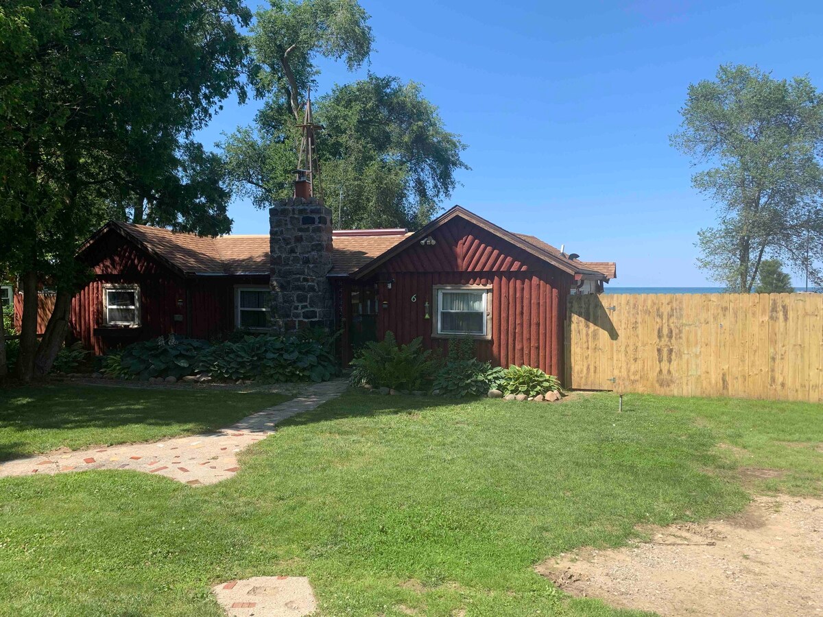 Set of 3 lakeside cabins for your large group!