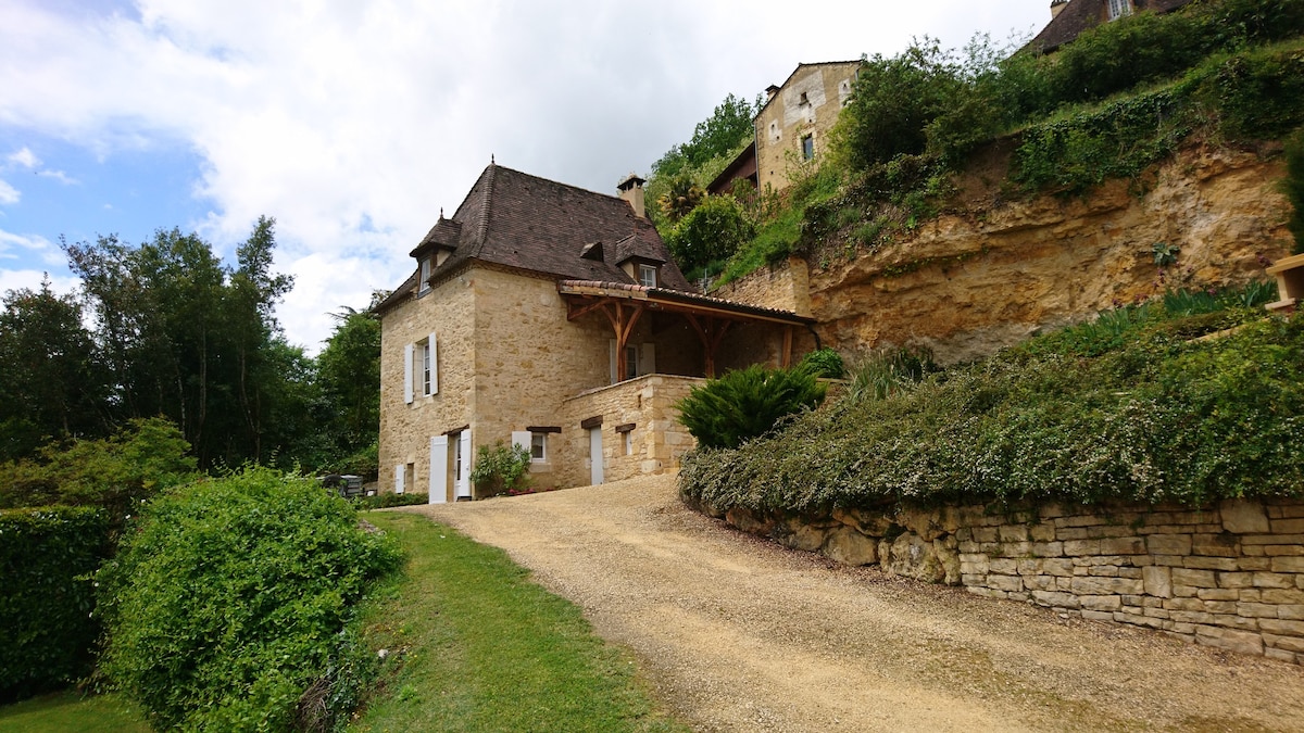 Périgord house with stunning views over the valley