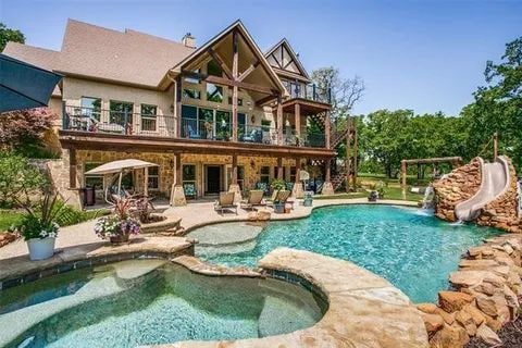 Gated Estate w Jacuzzi & Theater