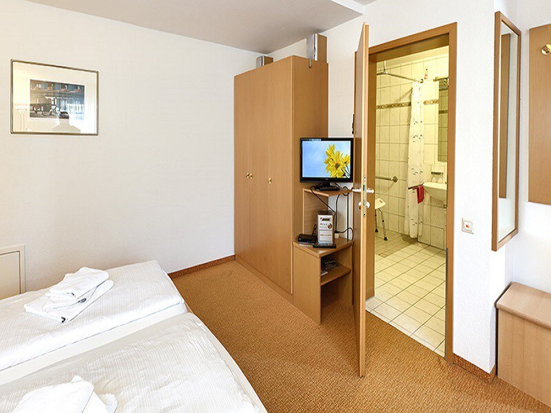 Schwarzwälder Hof （ Bad Bellingen ）的公寓房，带小厨房、淋浴间和马桶的双人房