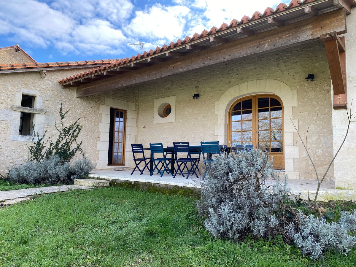 Gîte en pierre avec vue et piscine chauffée