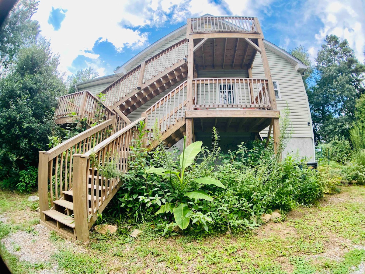 Sky Cottage - Updated Loft - Outdoor Sauna