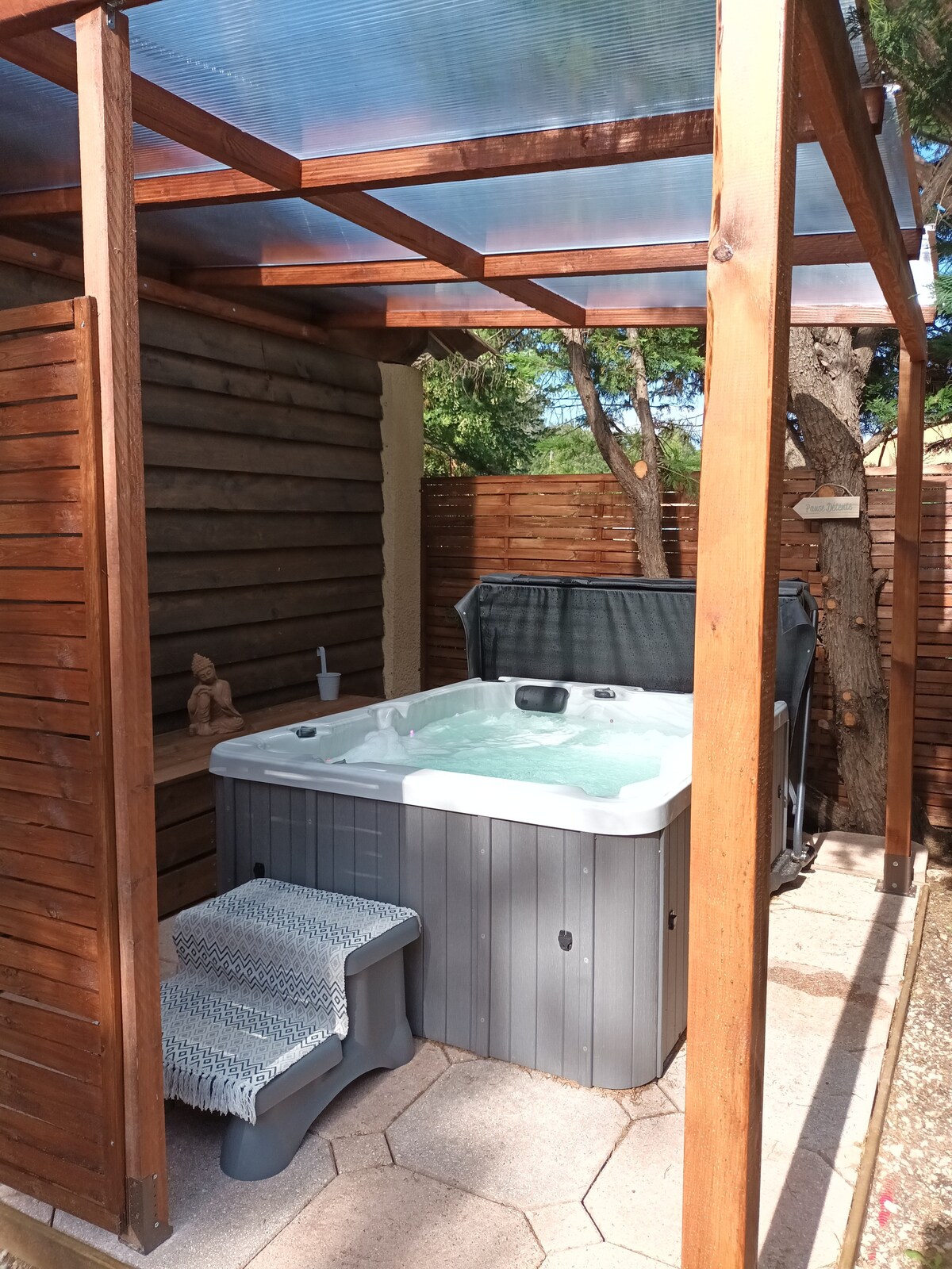 Bas de Villa  avec jardin  espace spa et jacuzzi