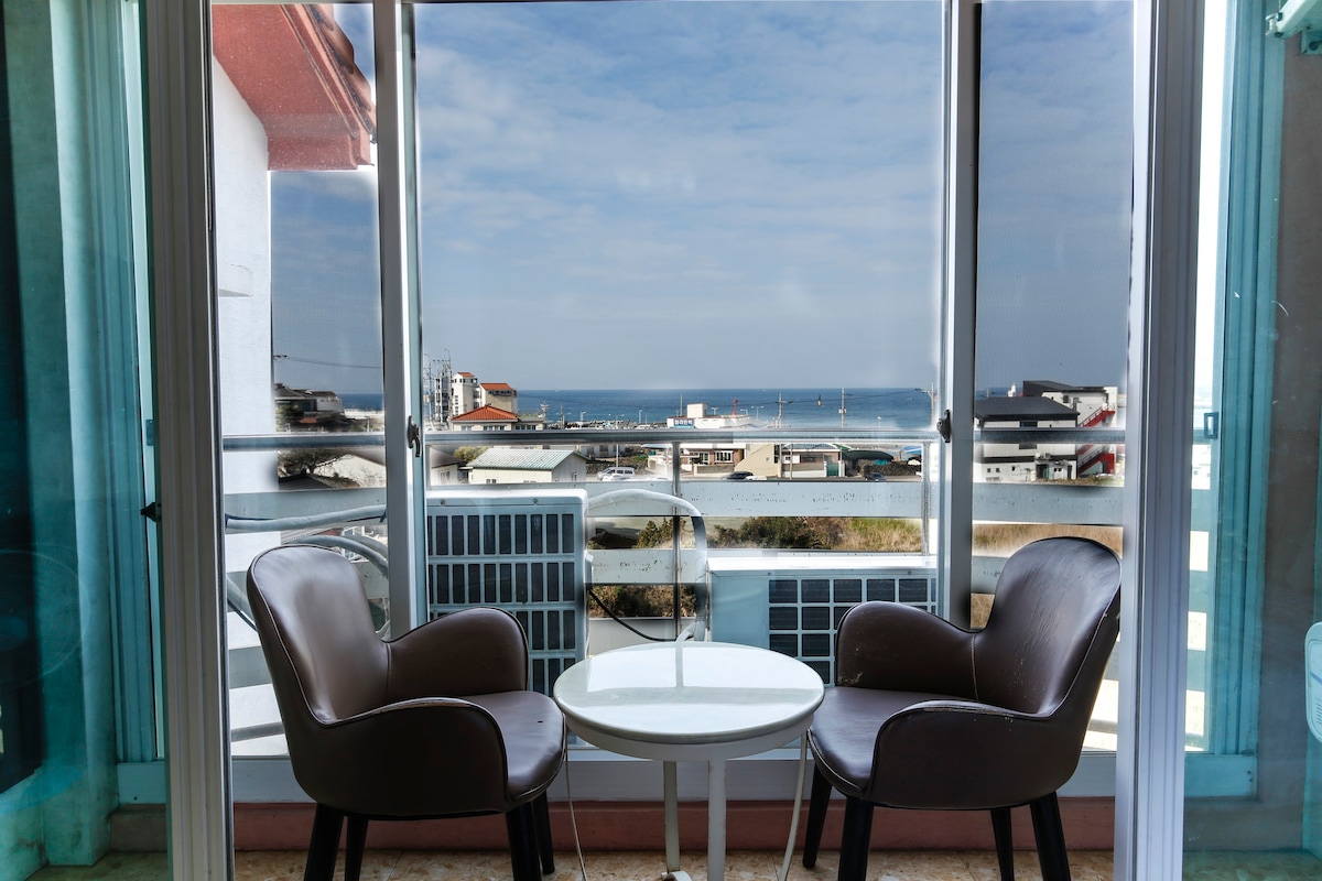 从机场出发，您可以使用最近的酒店，所有客房均可欣赏海景，以及Nexflix的个人账号。