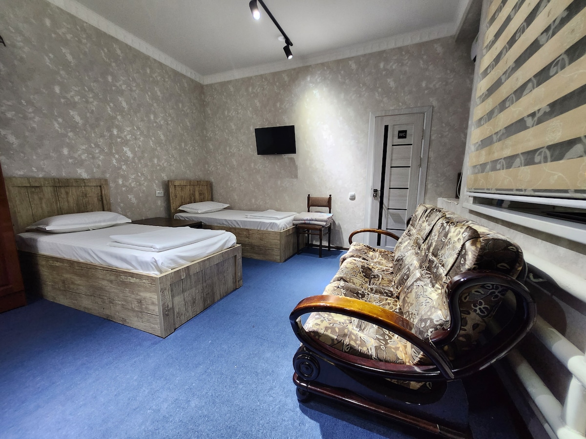 Brand new and wide room with 3 single beds. Suitable for family upto 4 members. Private bathroom
Широкая новая комната для семьи из 4 человек. Душевая комната внутри.