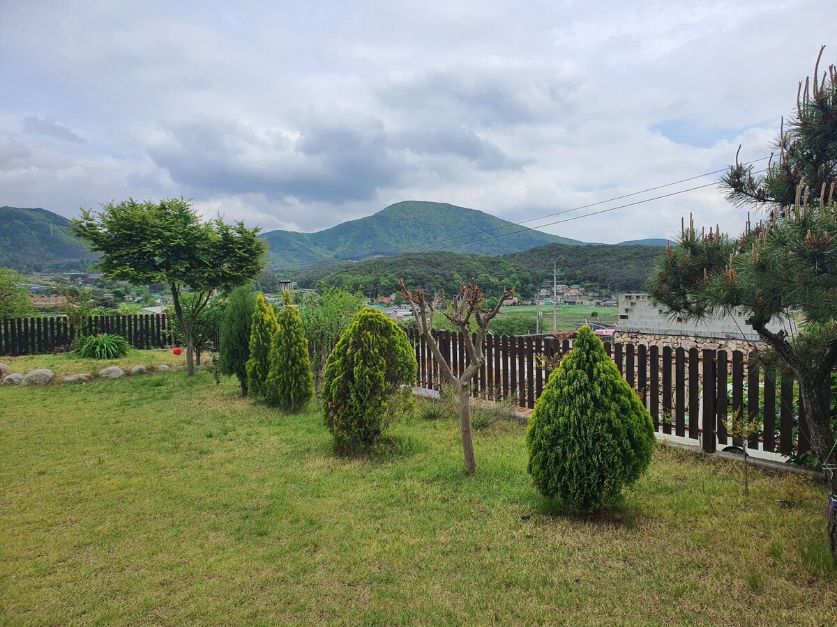 欧式两层小屋，配有大草坪和户外露台