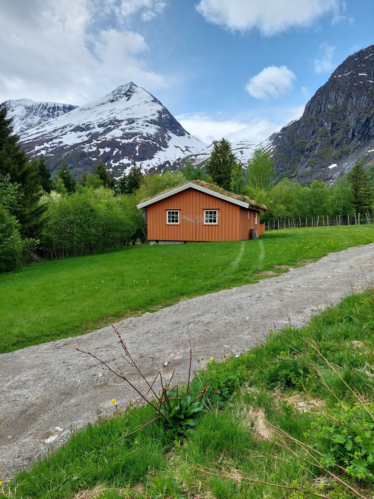 位于Eresfjord的小木屋