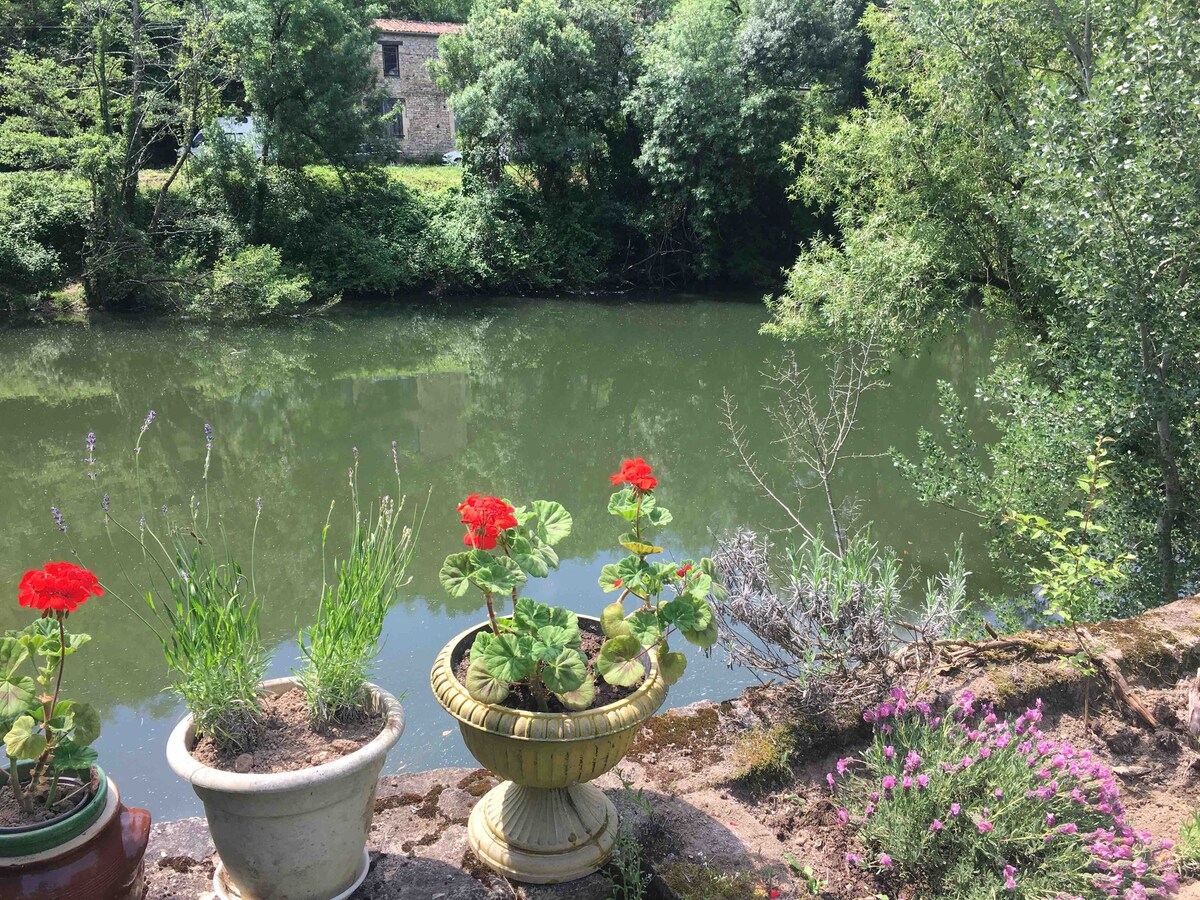 Riverside chalet near central st Antonin.