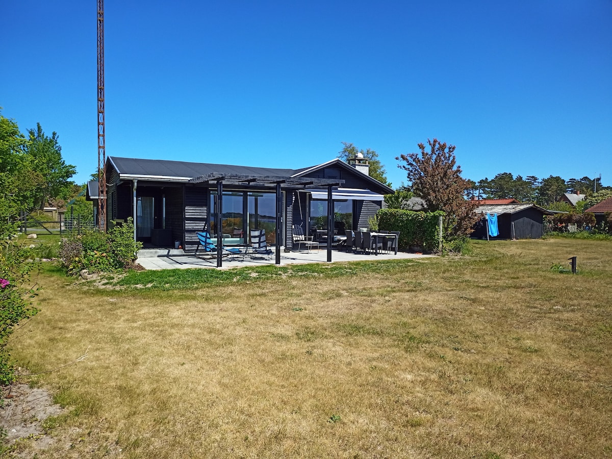 Large Cozy holiday house directly by the sea.