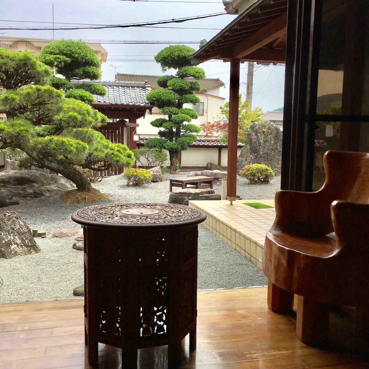 想在石垣（ Ishigaki ）和日式花园环绕的老房子里穿越时光，回到江户时代吗？