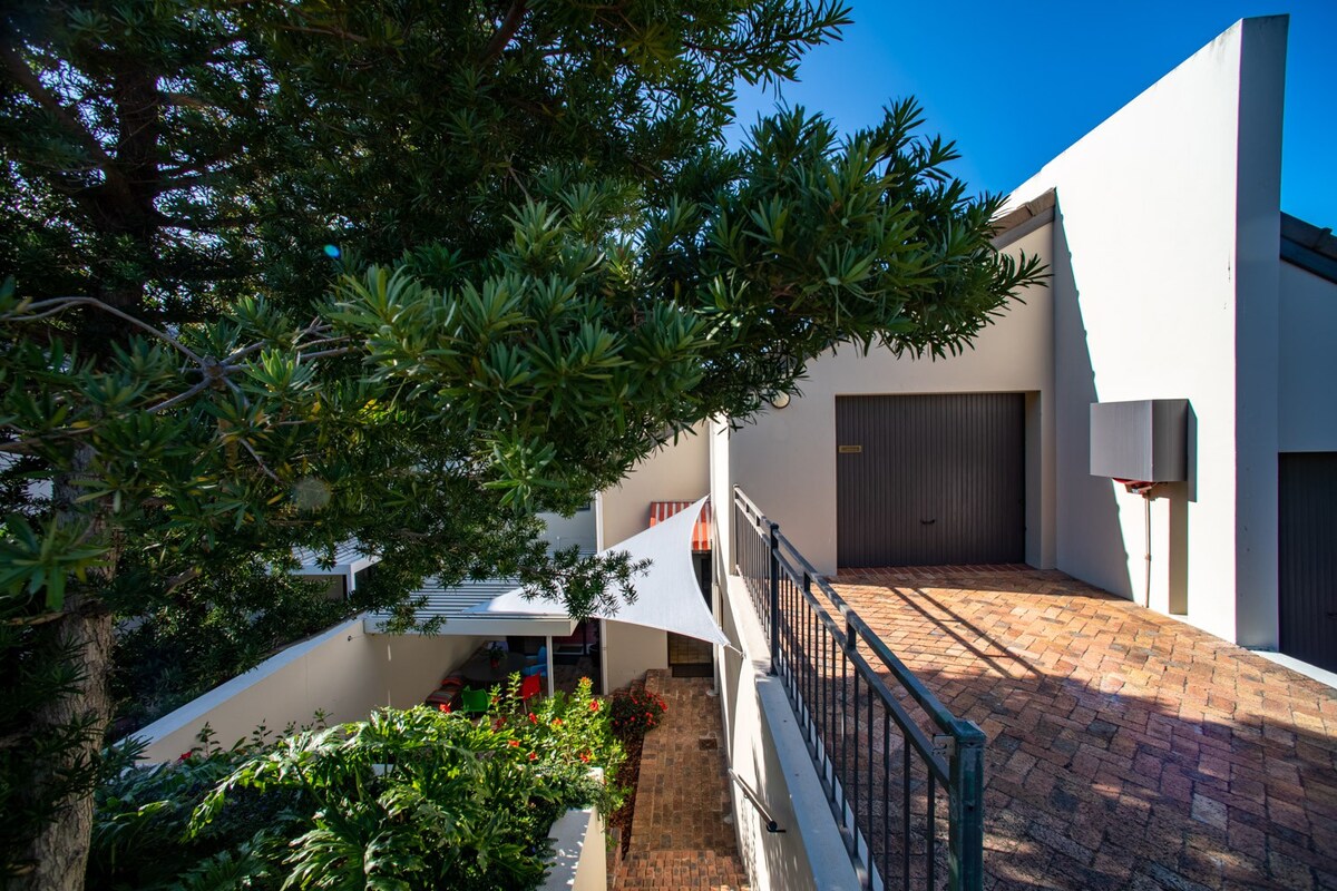 Idyllic: Townhouse, garden & views, Somerset West