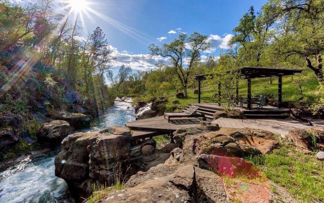 Creekside山地房源，带私人瀑布和农场