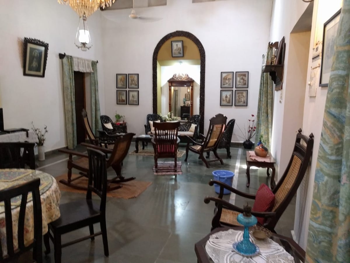 4BHK Majestic Colonial Home 10 mints walk to Beach