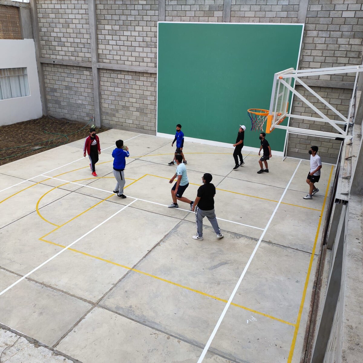 Hermosa casa con piscina y cancha deportiva