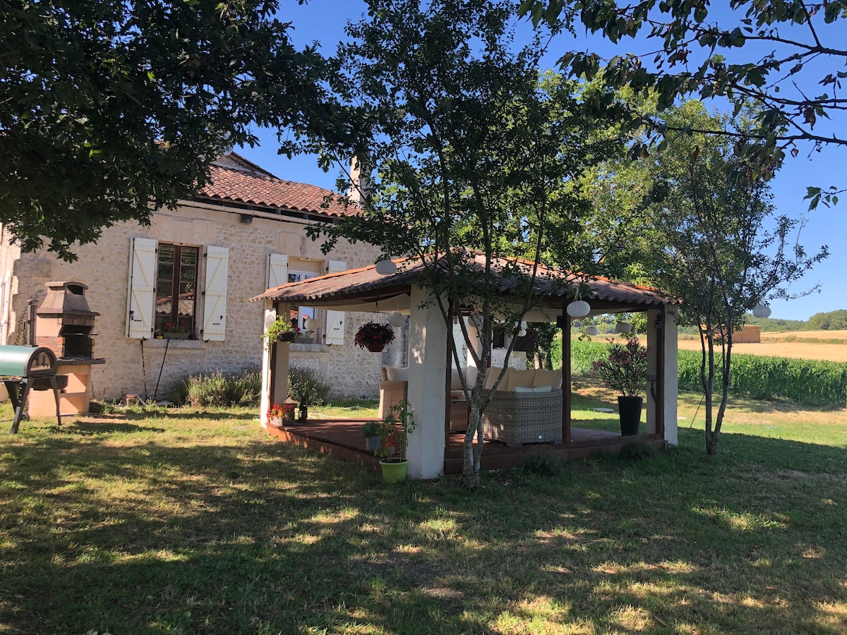 Private Rural House with pool close to Aubeterre