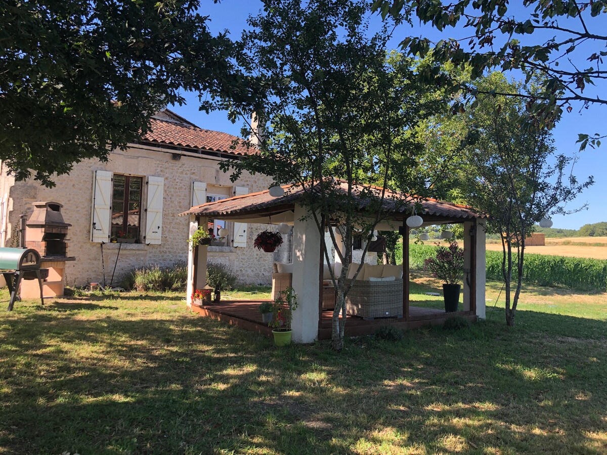 Private Rural House with pool close to Aubeterre