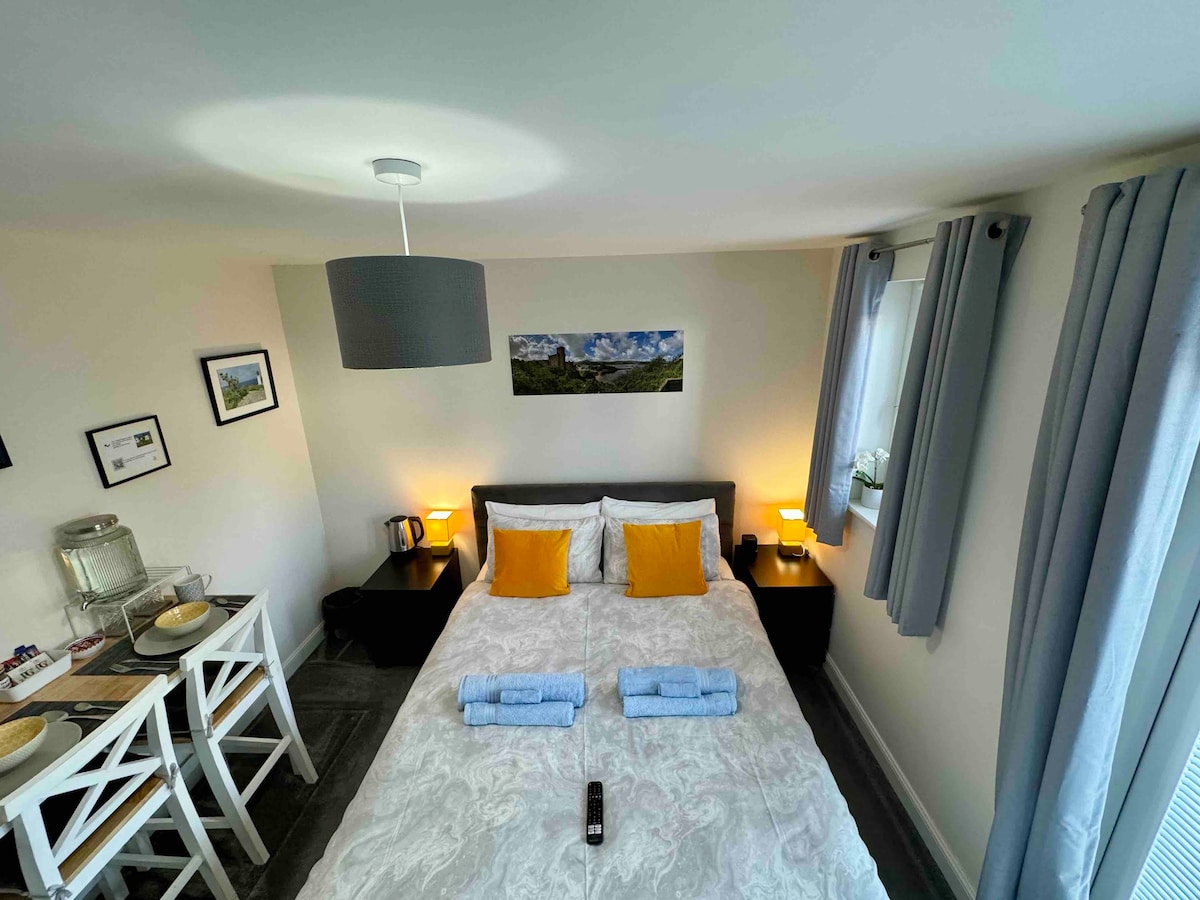 Private double room / en-suite in cosy townhouse