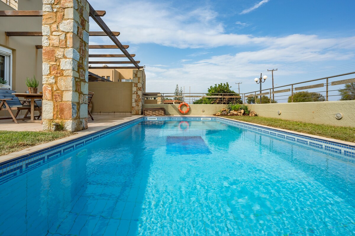 Villa Chánia with pool on the sea Plataniás Crete