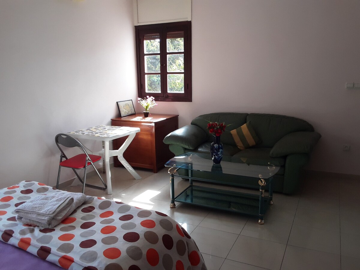 Charming Room in Spacious Hay Riad Home