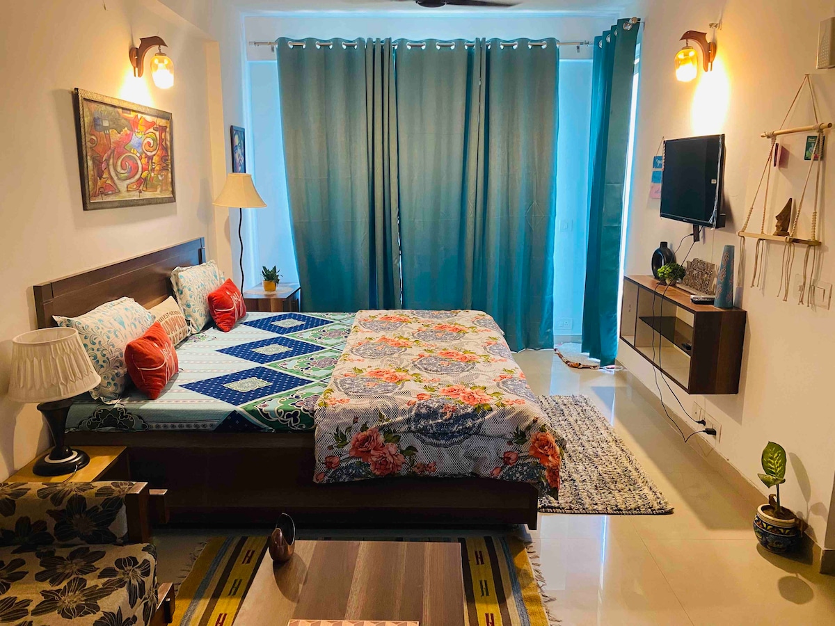 BNB homestay~Day & Night studio~(Private)sec 143