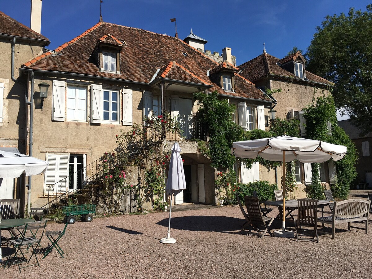 Family or friends home in Burgundy