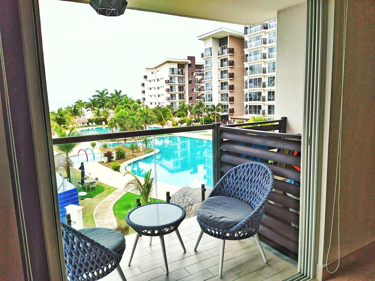 美丽的公寓，可欣赏海景和游泳池。