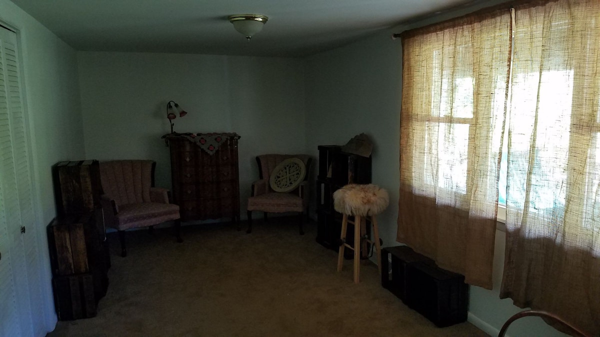 Artist Rural Retreat - Farmhouse Room