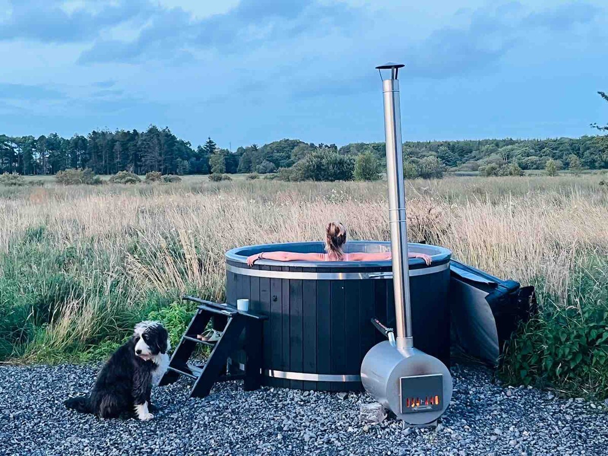 Lakeside Hut and Hot Tub on Thirty Acres of meadow