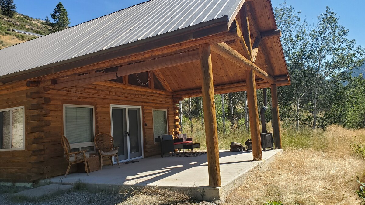 Eagle's Roost- Log cabin with Kootenai River views