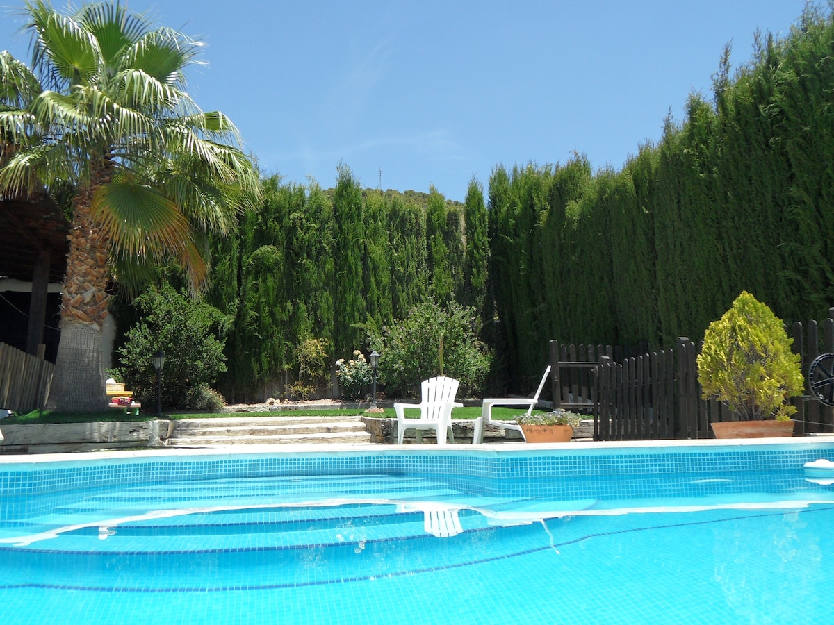 EL COLLADO DE LECRIN ，带游泳池、无线网络和花园