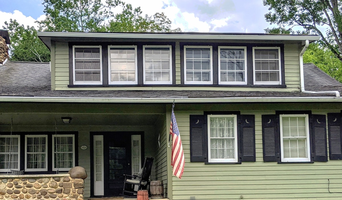 The Bonnie Brae on the 
Allegheny River
5Br 2Bath