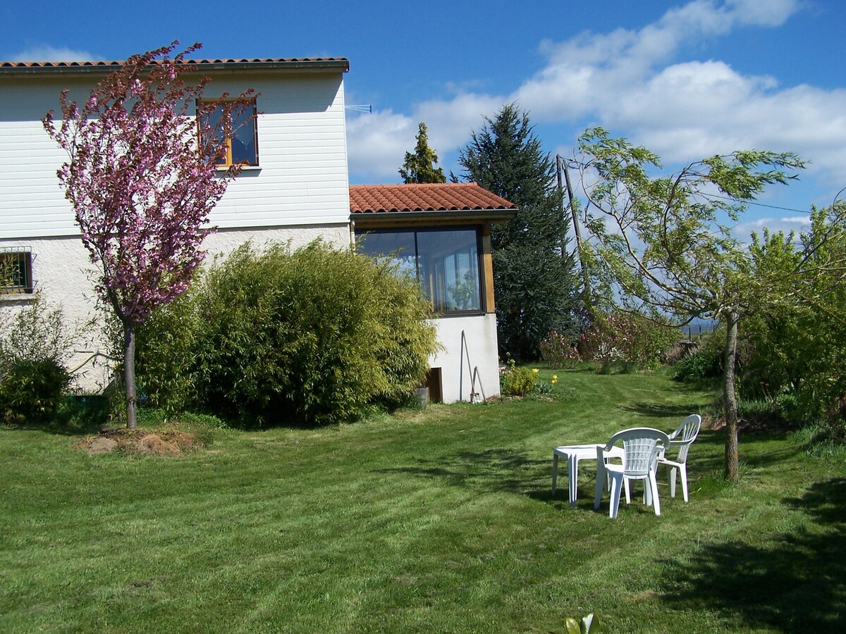 VAL ST GEOIRE开放式小屋和芳香花园