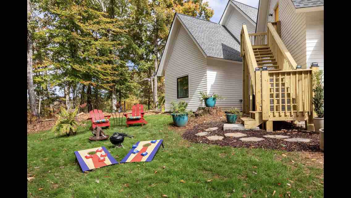 Secluded Lake Farmhouse Loft - grill & fish