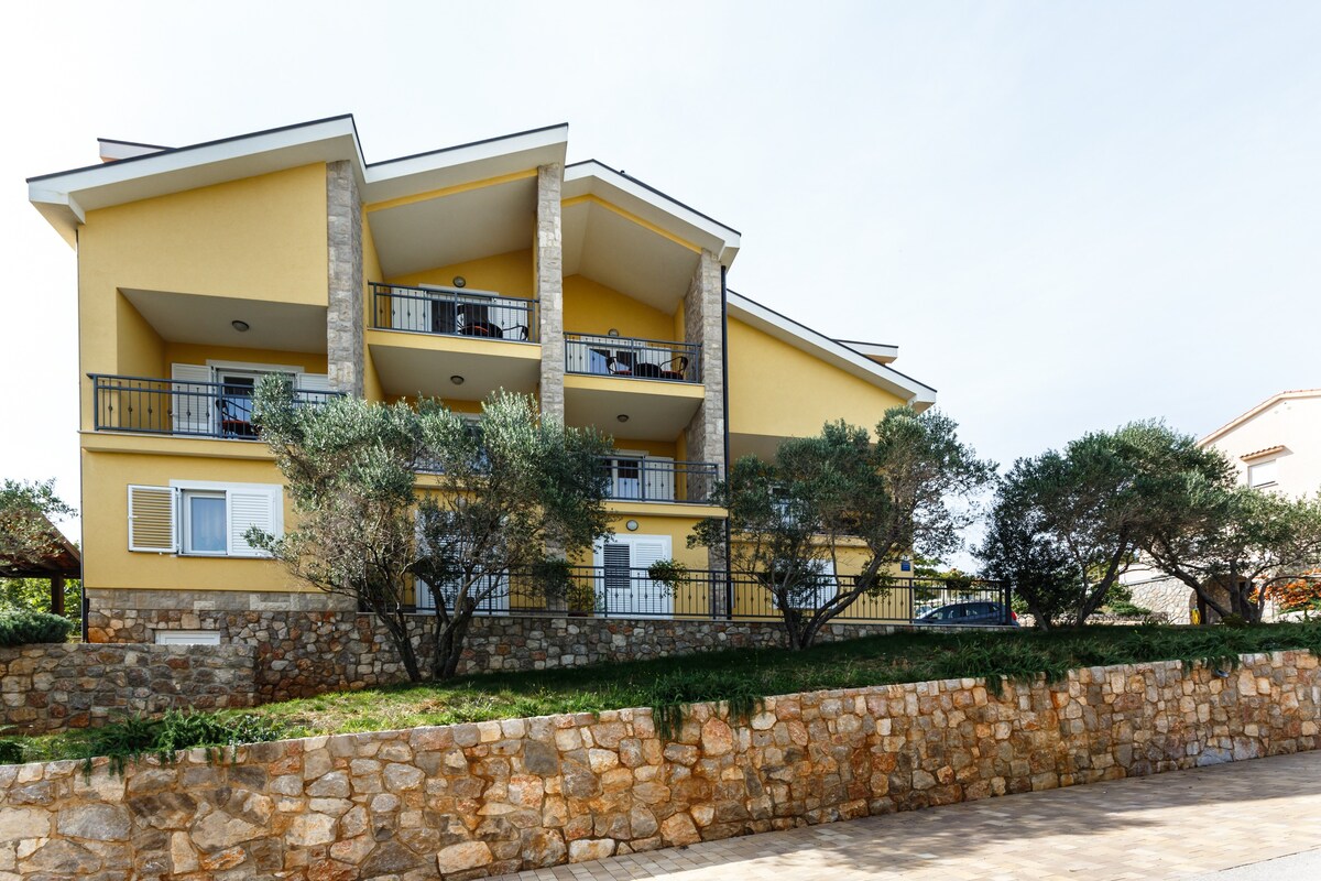 Mirna 1 - spacious, modern apartment with sea view