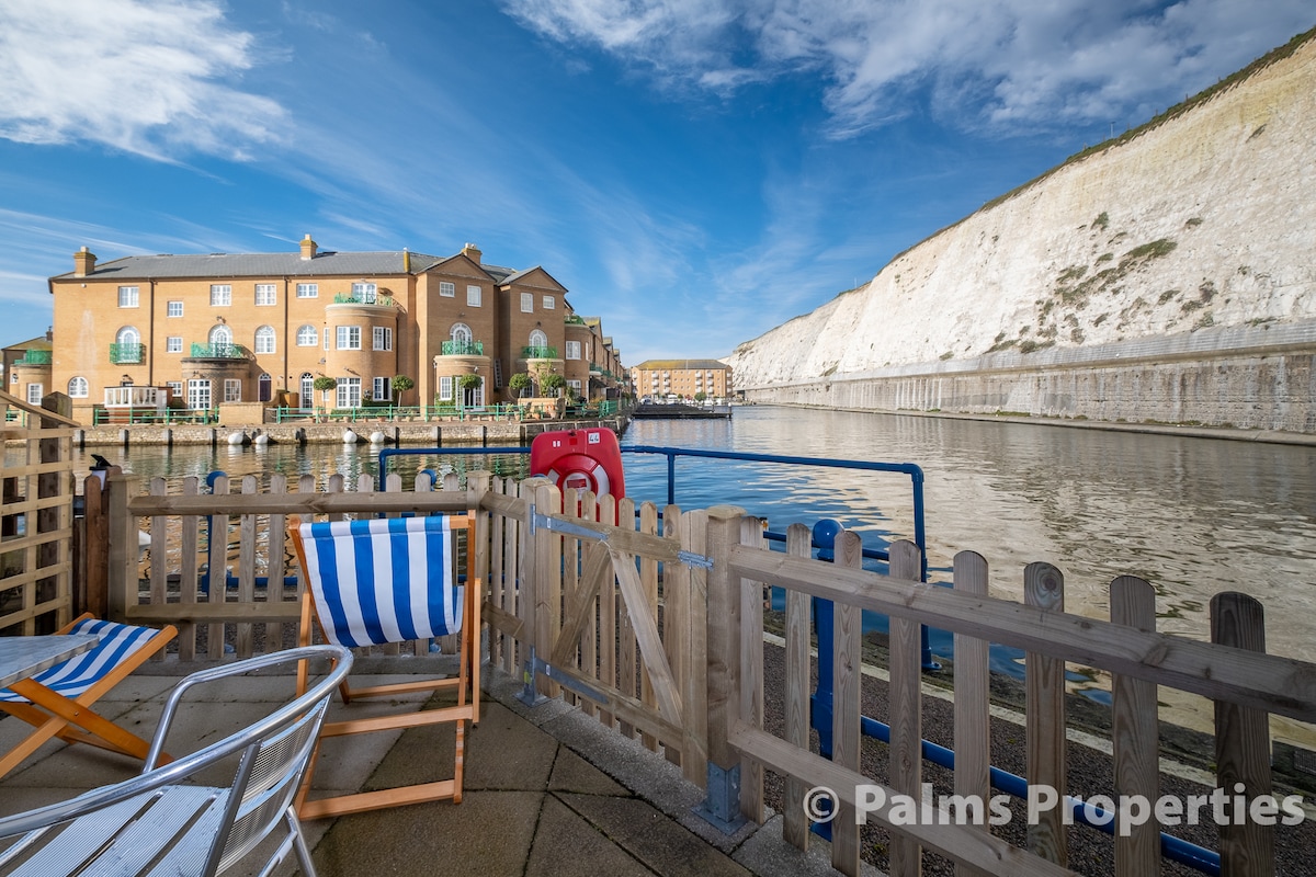 位于布莱顿码头（ Brighton Marina ）的水边三床联排别墅