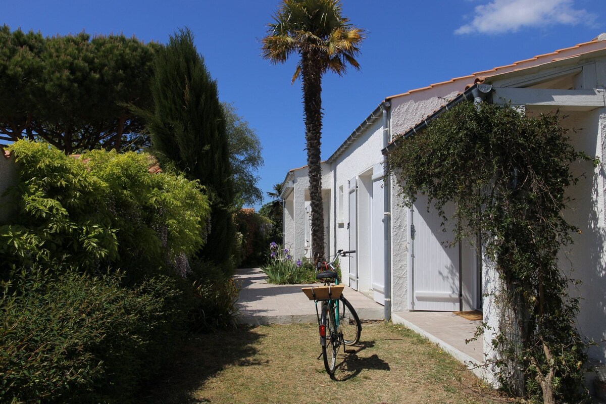 Maison dans la verdure à 700 m de la plage