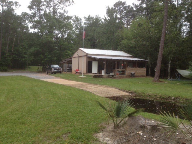 A Bayou Fish Camp for Two （对不起，禁止携带宠物）