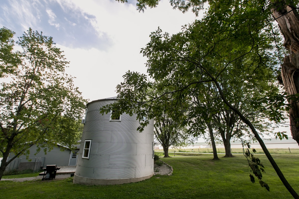 Grain Bin Retreat on Eagle Lake