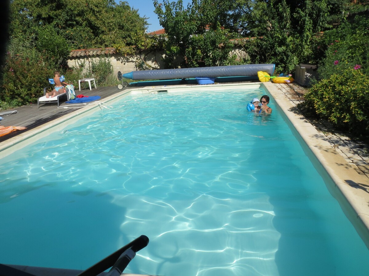 房子50平方米，距离La Rochelle 20公里，带游泳池