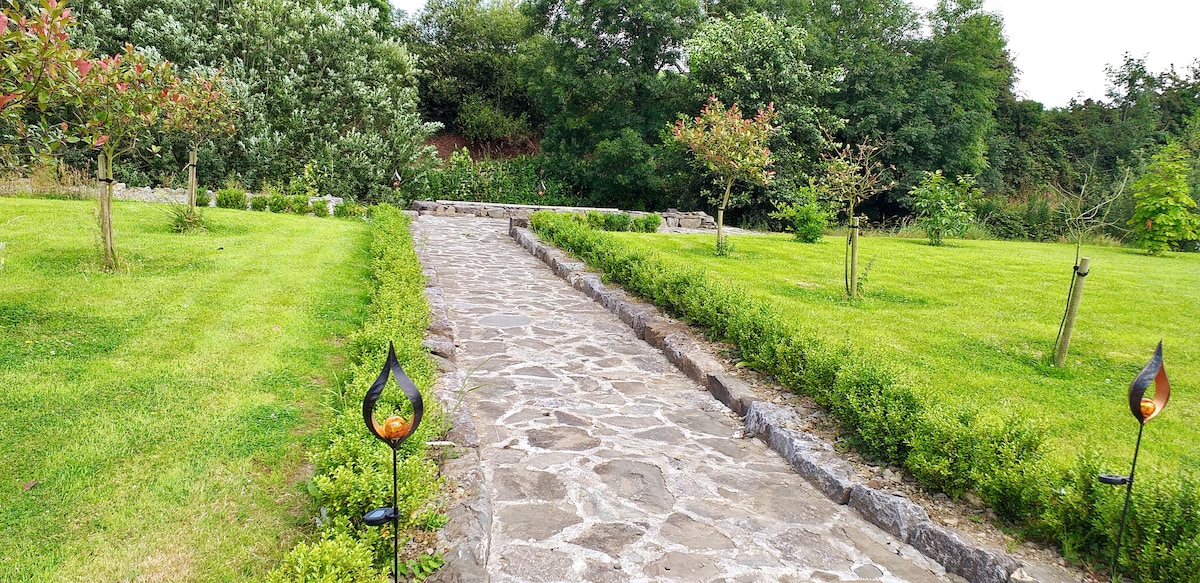 Candlefort Lodge-Tranquil Haven by the River Fane.