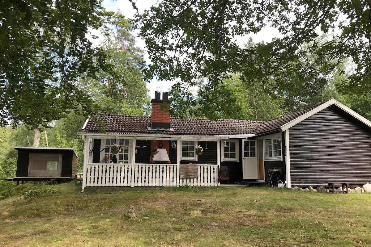 Lakeside house with private jetty and kayaks