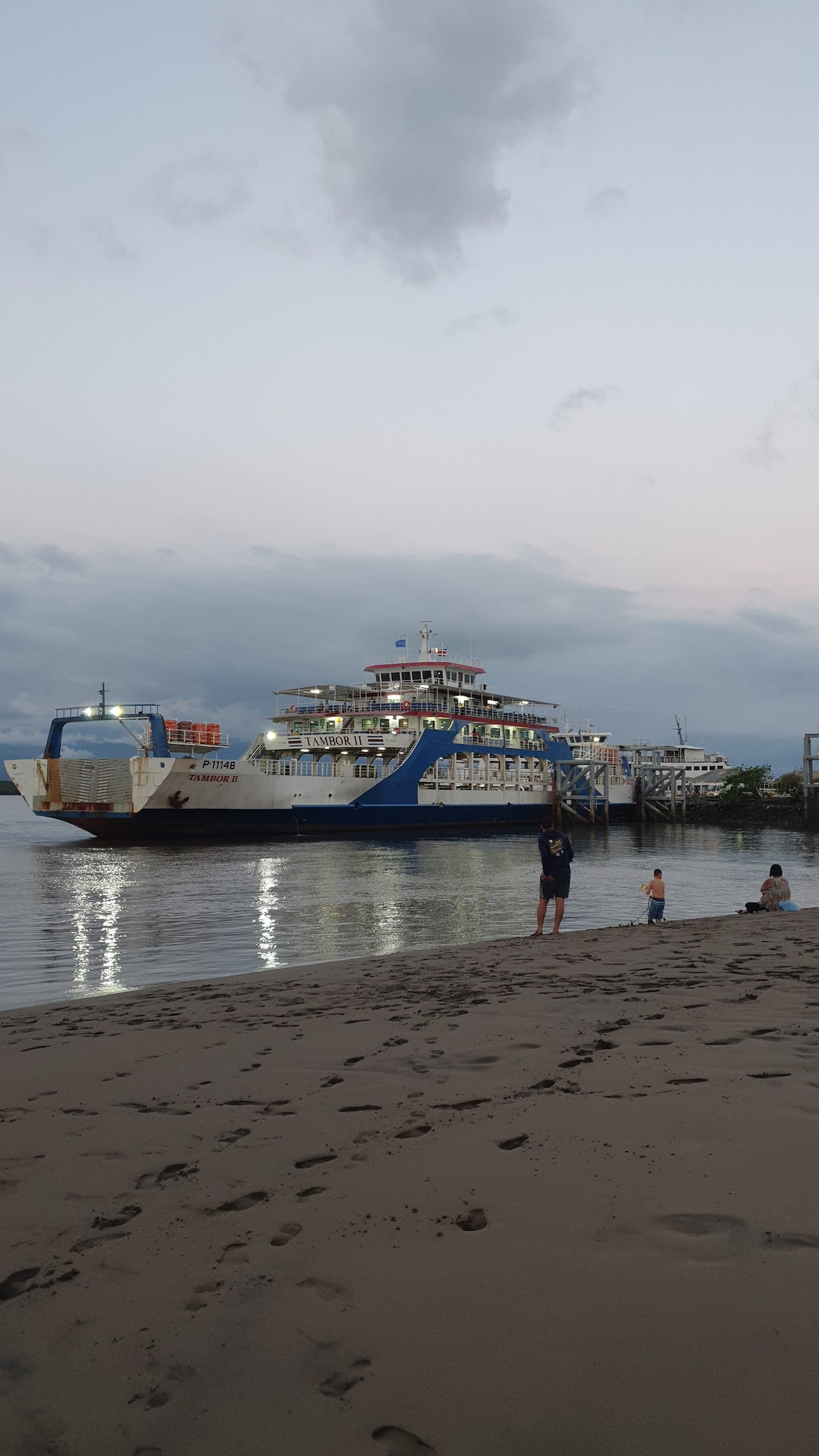 靠近渡轮和Lighthouse Puntarenas-Ba. El Carmen