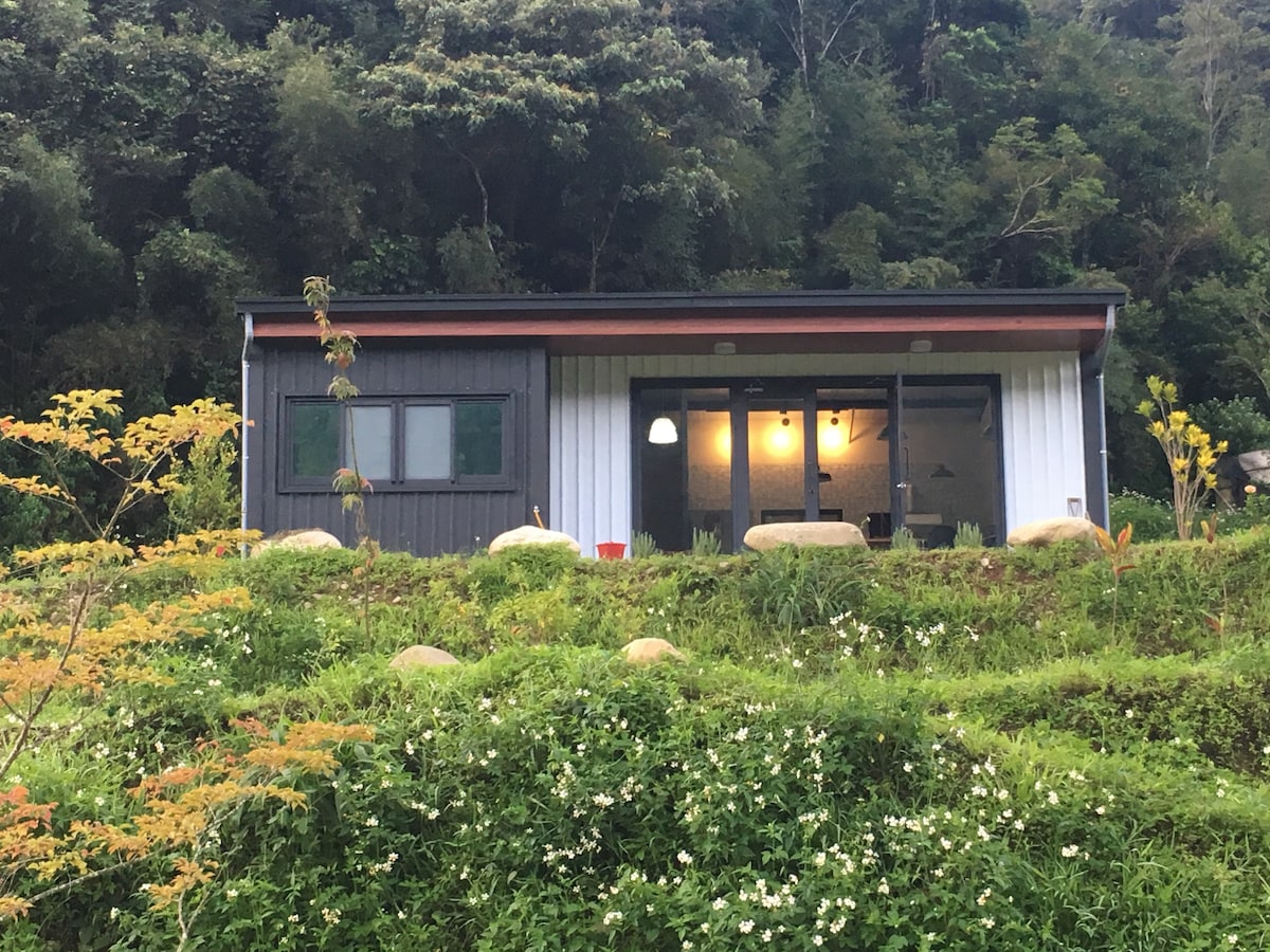 曉山秋A棟小屋是鄰近奧萬大國家森林遊樂區的包棟小屋  ，可住7人，是體驗山林生活的靜謐之地。