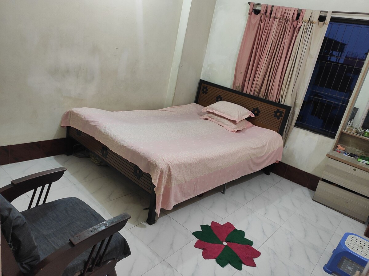 屋顶温馨的单卧室床，提供免费无线网络和netflix