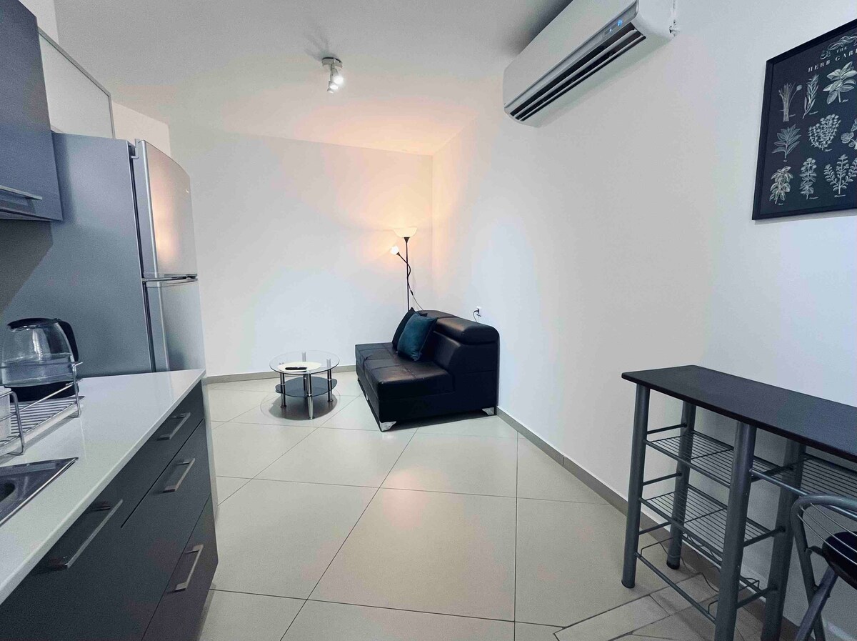 Two Rooms Unit in BAT YAM • 5 mins from the beach