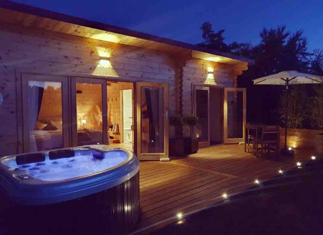 Chalet avec jacuzzi et massage à la campagne