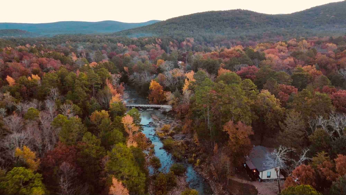 Spectacular One Bedroom Cabin with Hot Tub