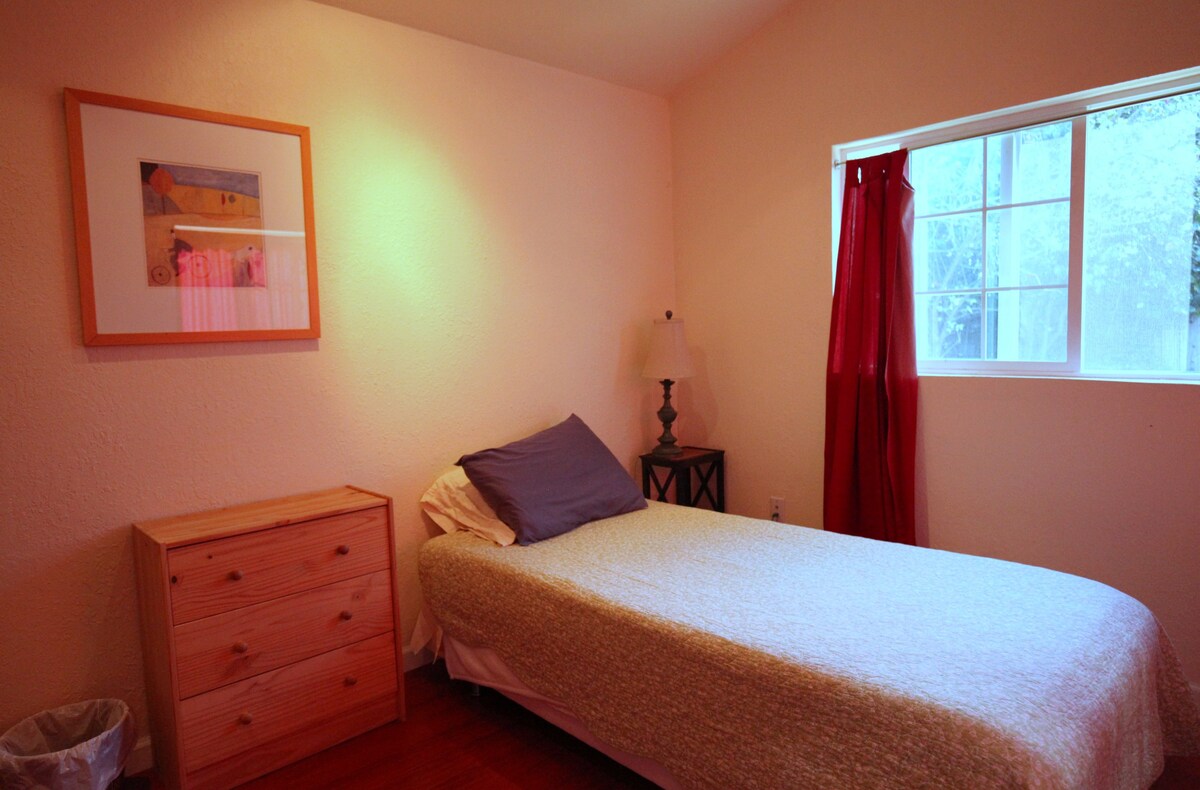 Adorable room (tiny garden house) near Stanford